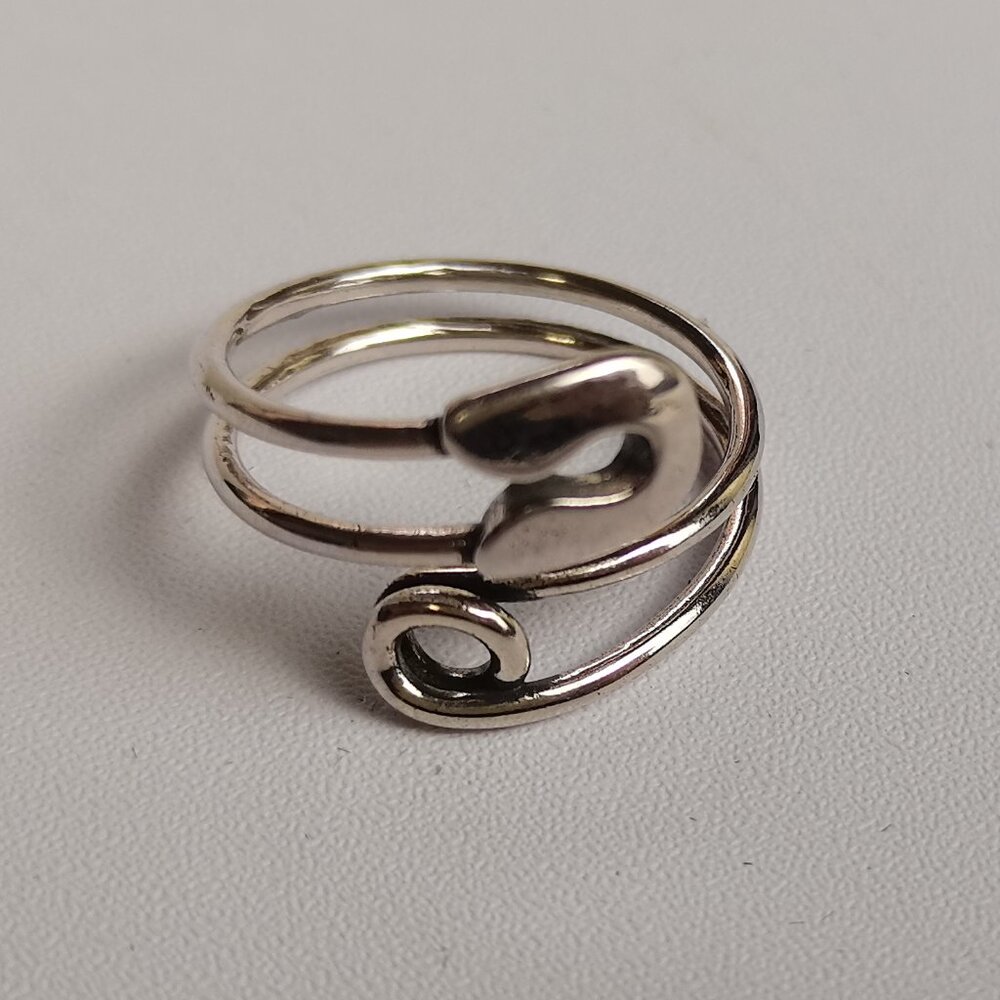 Second-hand women's classic silver ring